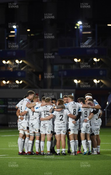 170922 - Edinburgh Rugby v Dragons RFC - United Rugby Championship - Dragons players gather into a huddle just before kick off