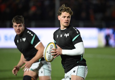 291125 - Edinburgh Rugby v Ospreys - United Rugby Championship - Ospreys players during the warm up