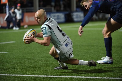 291125 - Edinburgh Rugby v Ospreys - United Rugby Championship - Luke Davies of Ospreys dives over the line for a first half try
