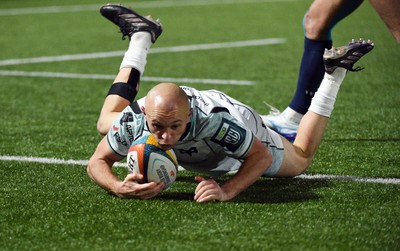 291125 - Edinburgh Rugby v Ospreys - United Rugby Championship - Luke Davies of Ospreys dives over the line for a first half try