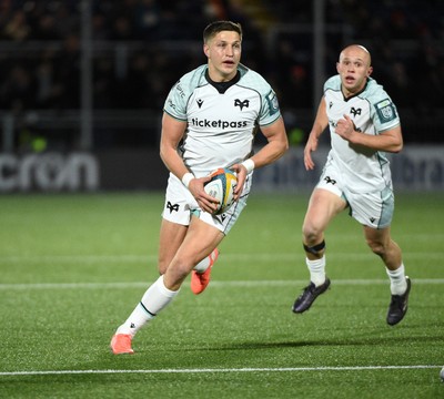 291125 - Edinburgh Rugby v Ospreys - United Rugby Championship - Max Nagy of Ospreys attacks the Edinburgh line