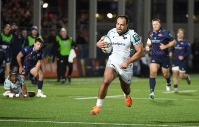 291125 - Edinburgh Rugby v Ospreys - United Rugby Championship - Evardi Boshoff of Ospreys makes a break to set up a first half try for the visitors