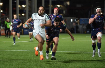 291125 - Edinburgh Rugby v Ospreys - United Rugby Championship - Evardi Boshoff of Ospreys makes a break to set up a first half try for the visitors