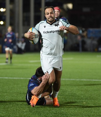 291125 - Edinburgh Rugby v Ospreys - United Rugby Championship - Evardi Boshoff of Ospreys makes a break to set up a first half try for the visitors