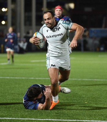 291125 - Edinburgh Rugby v Ospreys - United Rugby Championship - Evardi Boshoff of Ospreys makes a break to set up a first half try for the visitors