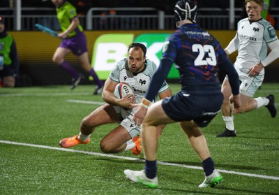 291125 - Edinburgh Rugby v Ospreys - United Rugby Championship - Evardi Boshoff of Ospreys slides over the line to score a second half try