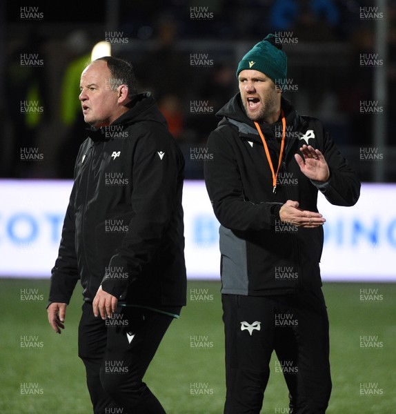 291125 - Edinburgh Rugby v Ospreys - United Rugby Championship - Mark Jones, Ospreys Head coach (R) during the warm up