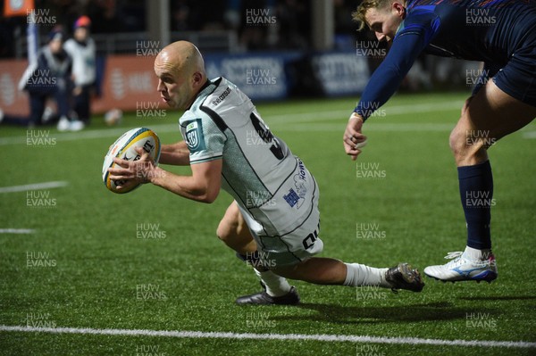 291125 - Edinburgh Rugby v Ospreys - United Rugby Championship - Luke Davies of Ospreys dives over the line for a first half try