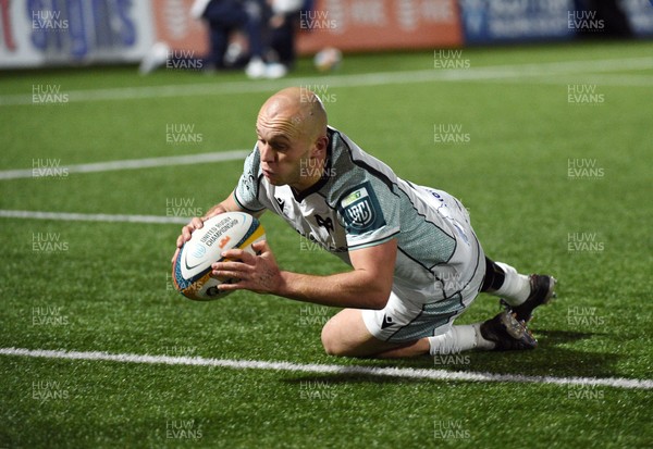 291125 - Edinburgh Rugby v Ospreys - United Rugby Championship - Luke Davies of Ospreys dives over the line for a first half try