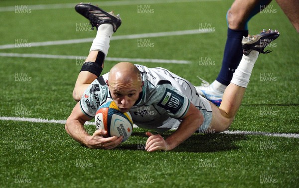 291125 - Edinburgh Rugby v Ospreys - United Rugby Championship - Luke Davies of Ospreys dives over the line for a first half try