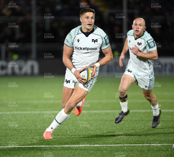 291125 - Edinburgh Rugby v Ospreys - United Rugby Championship - Max Nagy of Ospreys attacks the Edinburgh line