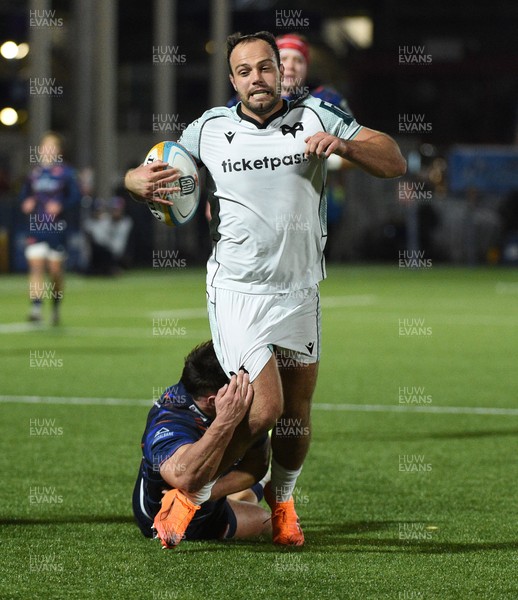 291125 - Edinburgh Rugby v Ospreys - United Rugby Championship - Evardi Boshoff of Ospreys makes a break to set up a first half try for the visitors