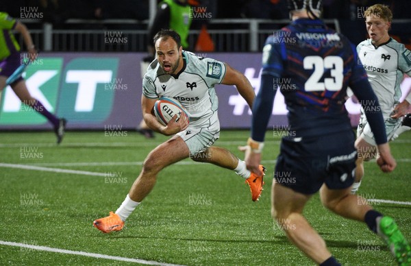291125 - Edinburgh Rugby v Ospreys - United Rugby Championship - Evardi Boshoff of Ospreys crosses the line to score a second half try
