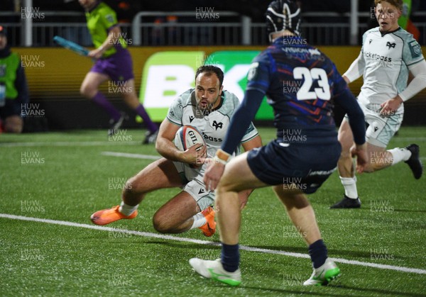 291125 - Edinburgh Rugby v Ospreys - United Rugby Championship - Evardi Boshoff of Ospreys slides over the line to score a second half try