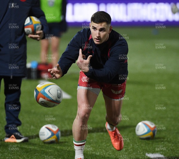270226 - Edinburgh Rugby v Scarlets - United Rugby Championship - Scarlets players during the pre-match warm up