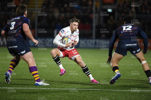 270226 - Edinburgh Rugby v Scarlets - United Rugby Championship - Tomi Lewis of Scarlets looks for a gap past D’arcy Rae of Edinburgh (3) and Mosese Tuipulotu of Edinburgh (12)