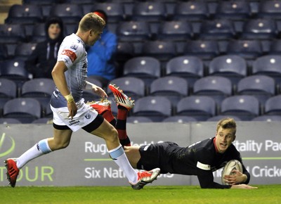 231114 - Edinburgh v Cardiff Blues - Guinness PRO12Edinburgh's Tom Brown dives in the corner to score a try  with Gareth Anscombe looking on(c) Huw Evans Picture Agency