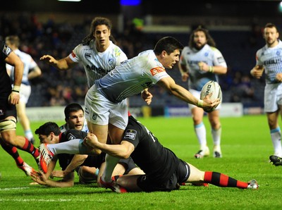 231114 - Edinburgh v Cardiff Blues - Guinness PRO12Cardiff's Richard Smith offloads the ball(c) Huw Evans Picture Agency