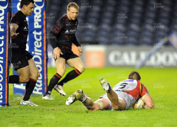 030513 - Edinburgh v Dragons - RaboDirect Pro 12 - Dragons' Dan Lydiate dives over for a late try under the posts 