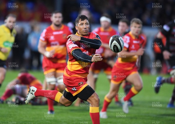 080917 - Edinburgh Rugby v Dragons - Guinness PRO14 -   Gavin Henson - Dragons fly half passes down the backline