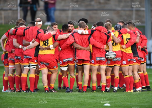 080917 - Edinburgh Rugby v Dragons - Guinness PRO14 -   Dragons players gather into a huddle during the pre-match warm up