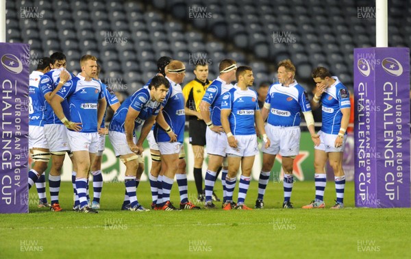 170415 Edinburgh Rugby v Dragons, European Challenge Cup Semi-Final -Dragons players stand dejected on the line following an Edinburgh try