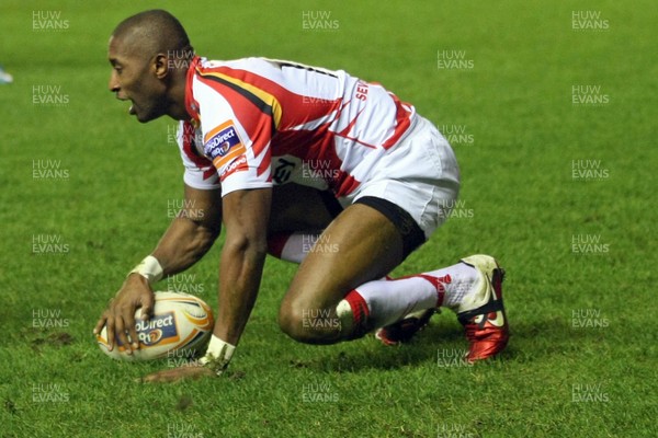 230312 Edinburgh v Dragons - RaboDirect Pro 12 - Dragons' Tonderai Chavhanga touches down for his first try