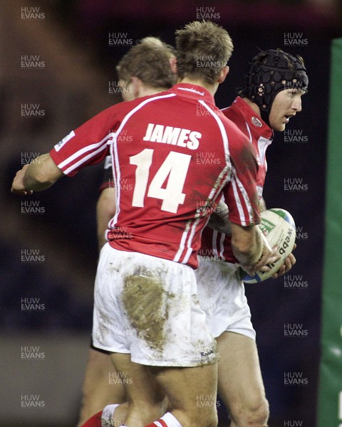 140106 - Edinburgh v Llanelli Scarlets - Heineken Cup -  Scarlets Barry Davies celebrates try with (14) Dafydd James