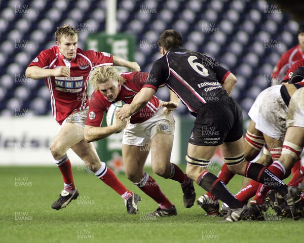 140106 - Edinburgh v Llanelli Scarlets - Heineken Cup -  Scarlets Alix Popham takes on (6) Ally Hogg