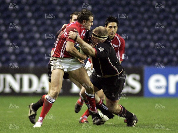 140106 - Edinburgh v Llanelli Scarlets - Heineken Cup -  Scarlets Lee Byrne tackled by Craig Smith