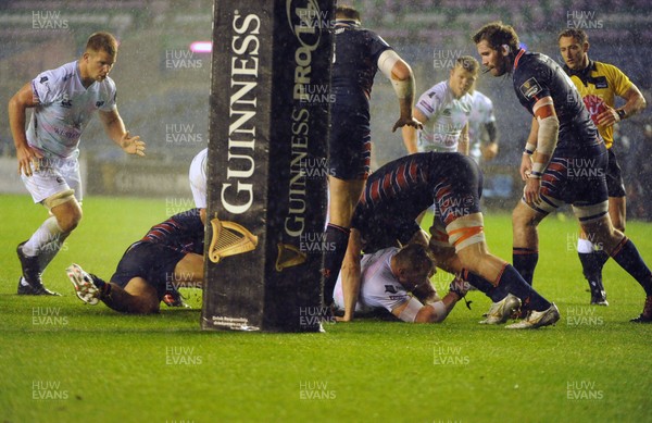 031020 - Edinburgh v Ospreys - Guinness PRO14 - Nicky Smith of Ospreys drives over the line for their first try under the posts