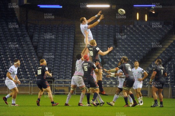 031020 - Edinburgh v Ospreys - Guinness PRO14 - Alun Wyn Jones of Ospreys wins a second half line out