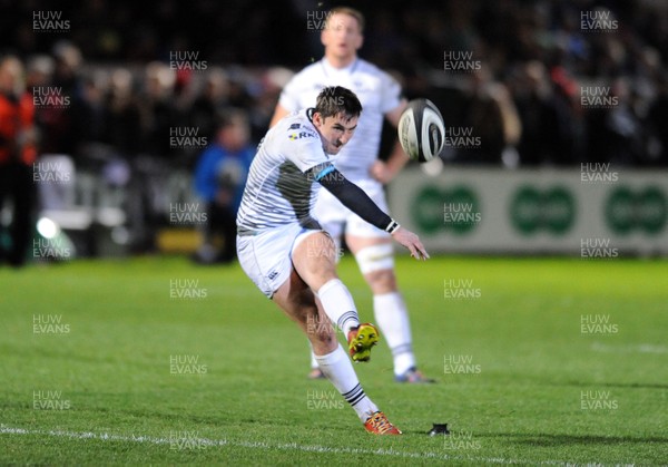 041117 - Edinburgh Rugby v Ospreys - Guinness PRO14 -  Sam Davies of Ospreys kicks a first half penalty