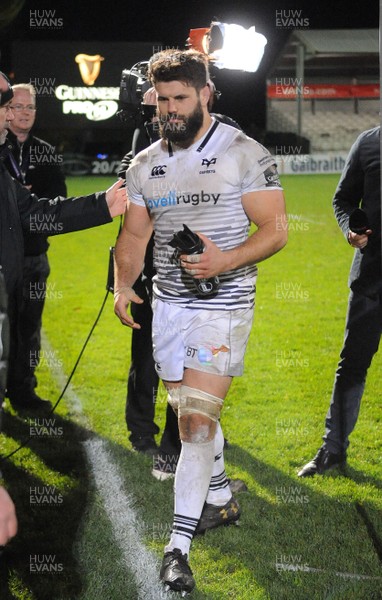 041117 - Edinburgh Rugby v Ospreys - Guinness PRO14 -  Guy Mercer of Ospreys leaves the field dejected at full time 