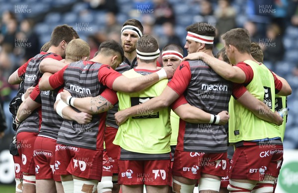 140418 - Edinburgh v Scarlets - Guinness PRO14 -  Scarlets huddle during their warm up