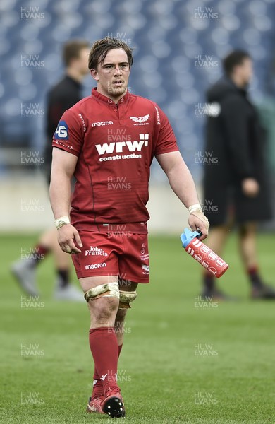 140418 - Edinburgh v Scarlets - Guinness PRO14 -  Dejected Scarlets players at the end of the match