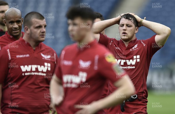 140418 - Edinburgh v Scarlets - Guinness PRO14 -  Dejected Scarlets players at the end of the match
