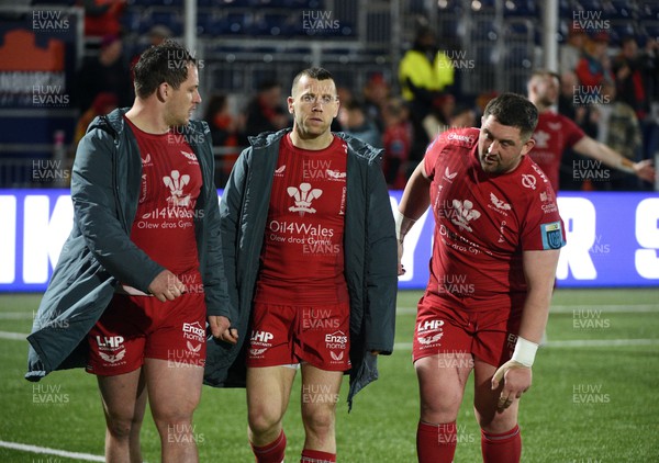 200424 - Edinburgh v Scarlets - United Rugby Championship - (L to R) Ryan Elias of Scarlets, Gareth Davies of Scarlets scrum half and Wyn Jones of Scarlets leave the field dejected following a 43-18 defeat
