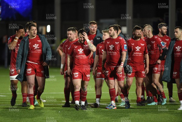 200424 - Edinburgh v Scarlets - United Rugby Championship - Scarlets players leave the field dejected following a 43-18 defeat