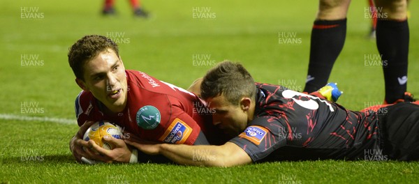 RaboDirect PRO12, Murrayfield Stadium, Edinburgh 26/10/2012Edinburgh vs ScarletsScarlets' George North scores a try as Edinburgh's Chris Leck attempts to tackleMandatory Credit 