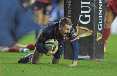 261019 - Edinburgh Rugby v Scarlets - Guinness PRO14 -  Mark Bennett of Edinburgh scores under the posts