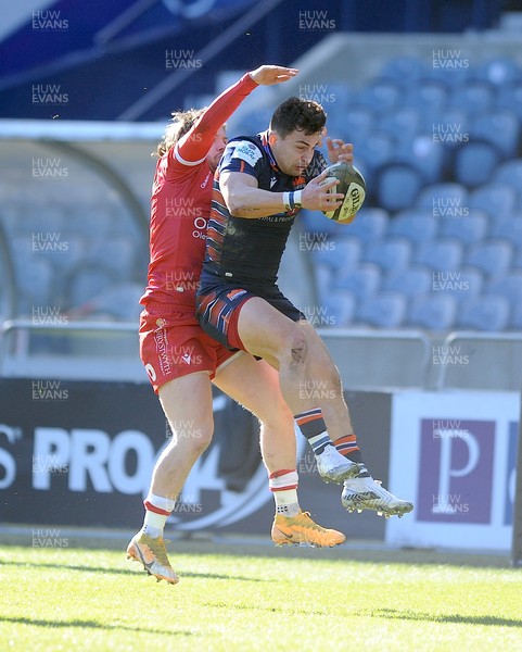 270221 - Edinburgh Rugby v Scarlets - Guinness PRO14 - Damien Hoyland of Edinburgh leaps for a high ball with Steff Evans
