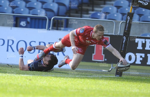 270221 - Edinburgh Rugby v Scarlets - Guinness PRO14 - Johnny McNicholl of Scarlets beats the tackle of opposite number Damien Hoyland to score a try as he dives in at the corner 
