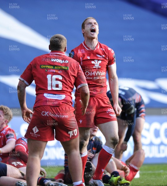 270221 - Edinburgh Rugby v Scarlets - Guinness PRO14 - Johnny McNicholl of Scarlets celebrates at the final whistle as the Welsh visitors secure a hard fought narrow victory of 25-27