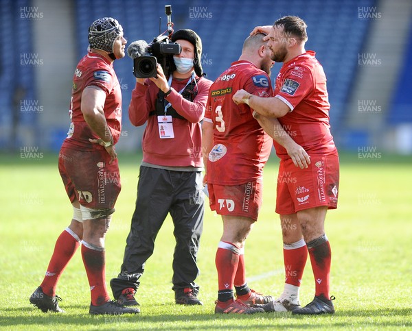 270221 - Edinburgh Rugby v Scarlets - Guinness PRO14 - Scarlets players hug at the final whistle