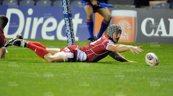 270913 Edinburgh v Scarlets…Scarlets captain Jon Davies reaches to score the match winning try late in the game