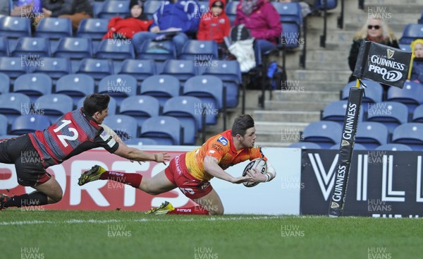 280216 -  Edinburgh v Scarlets  - Guinness PRO12, Murrayfield Stadium, EdinburghEdinburgh's Sam Beard can't stop Steffan Evans scoring Scarlets 3rd try