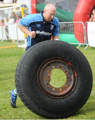 04.08.08 - Cardiff Blues Blues' Tom Shanklin takes part in a public training session at Eisteddfod 