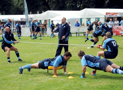 04.08.08 - Cardiff Blues Blues' Dan Baugh oversees a public training session at Eisteddfod 