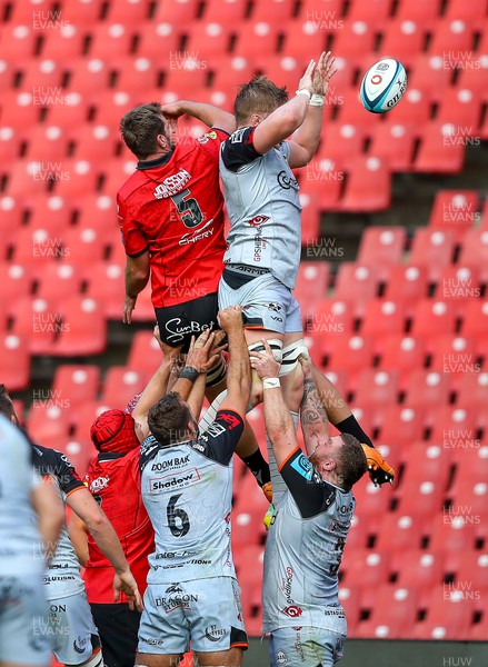 021223 - Emirates Lions v Dragons RFC - United Rugby Championship - Matthew Screech of Dragons wins line out ball